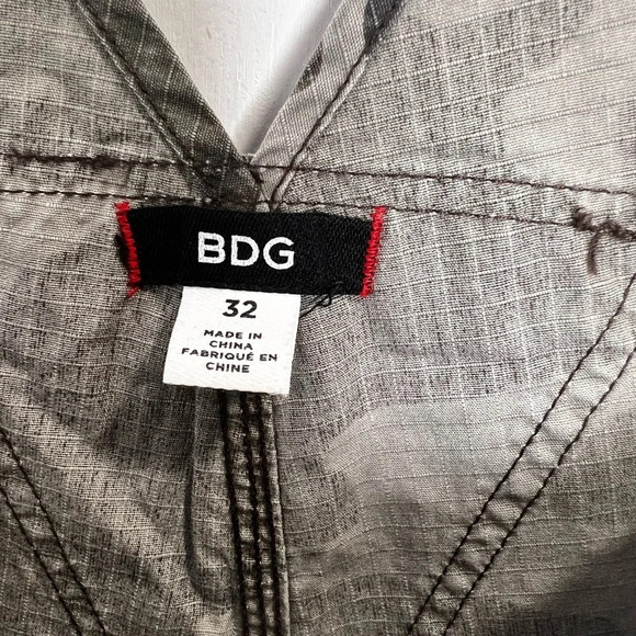 Size 32 Women’s urban outfitters BDG camp shorts overalls in excellent condition - Picture 2 of 3